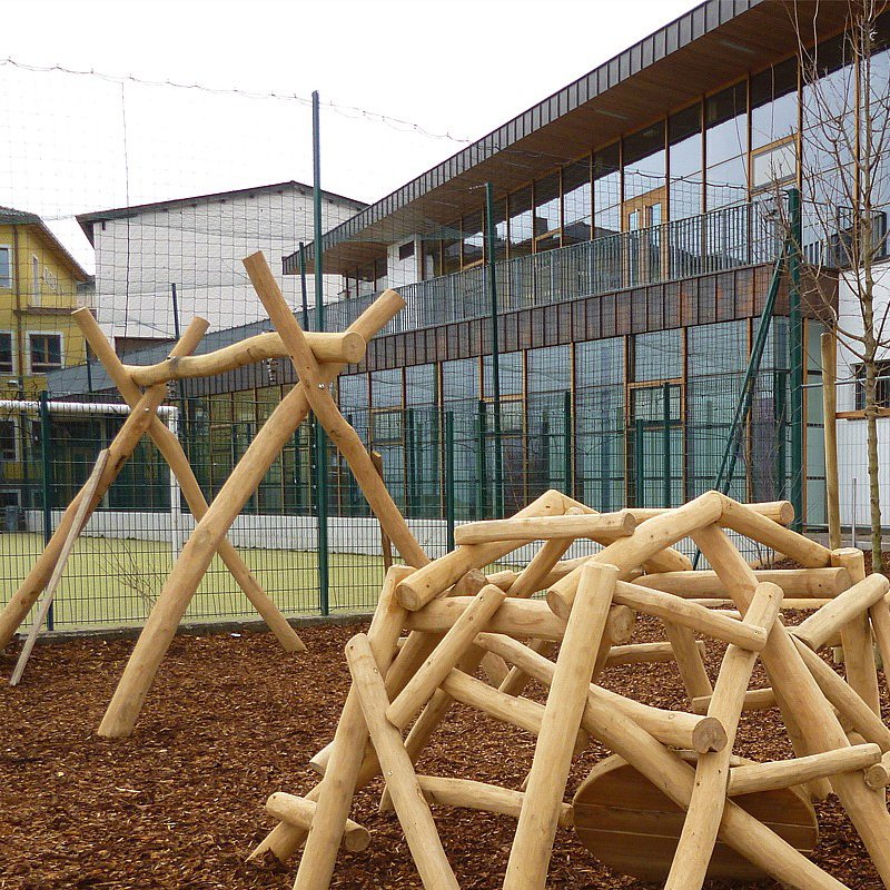 Campo da giochi con garage sotterraneo | San Genesio